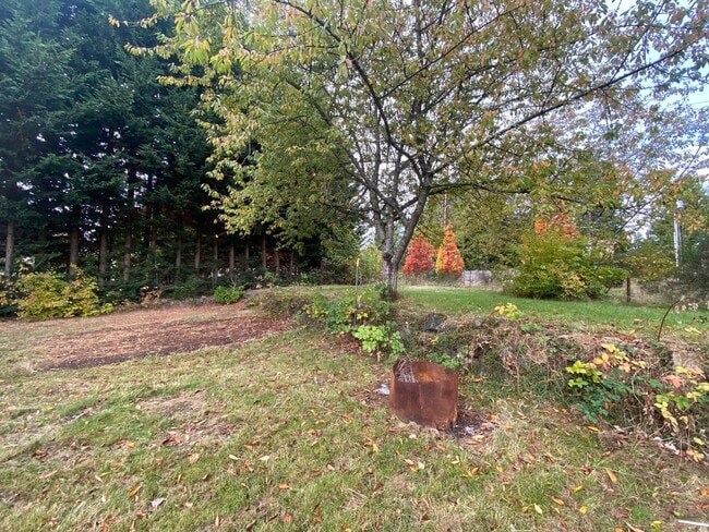 Building Photo - Des Moines Rambler w/ Large yard