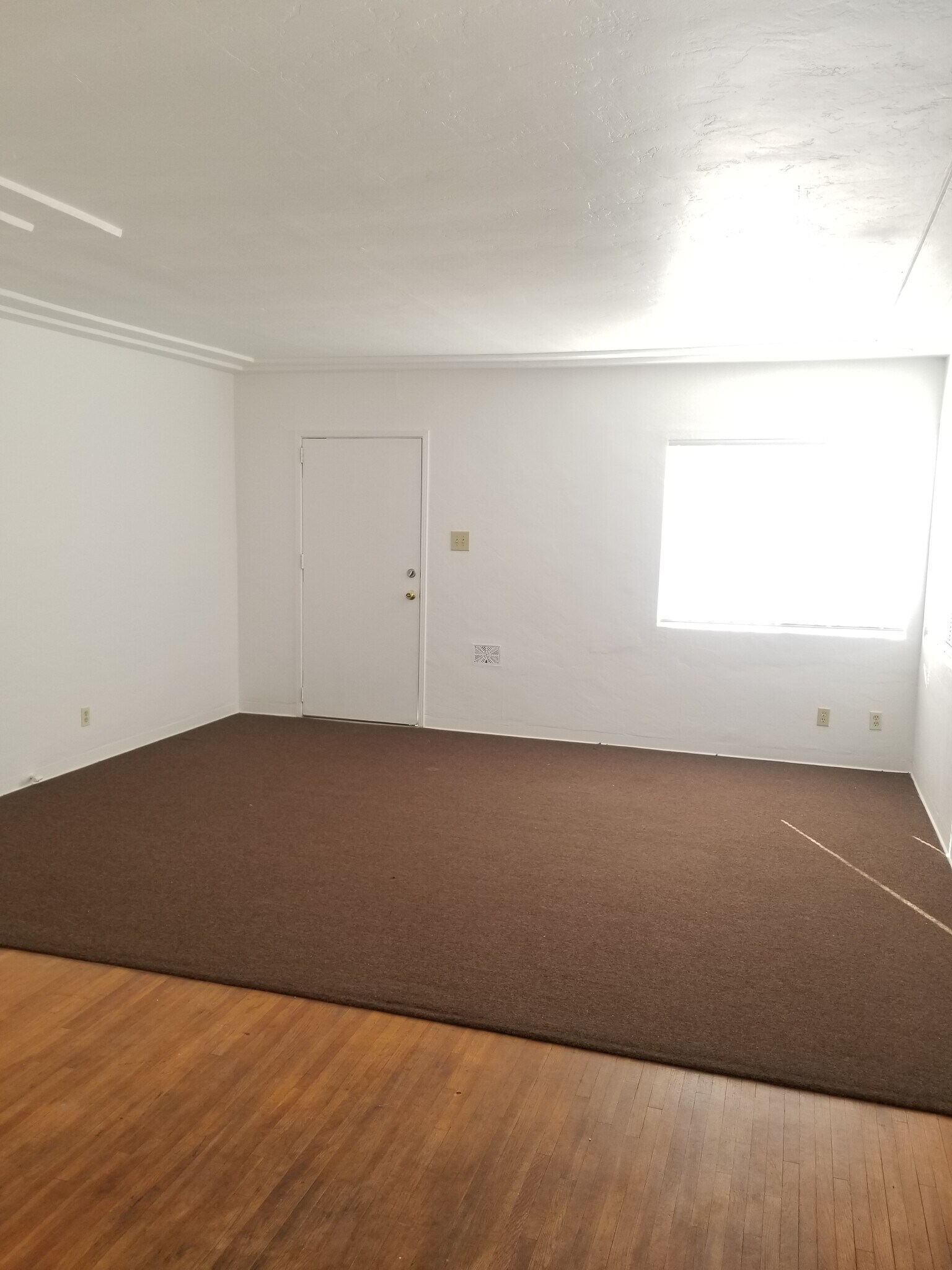 Building Photo - 572 W 1st St