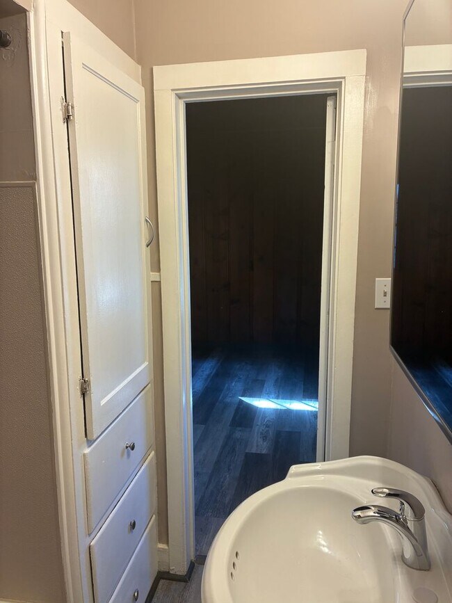 Building Photo - Charming Midtown Cottage - 1 bedroom/1 bath