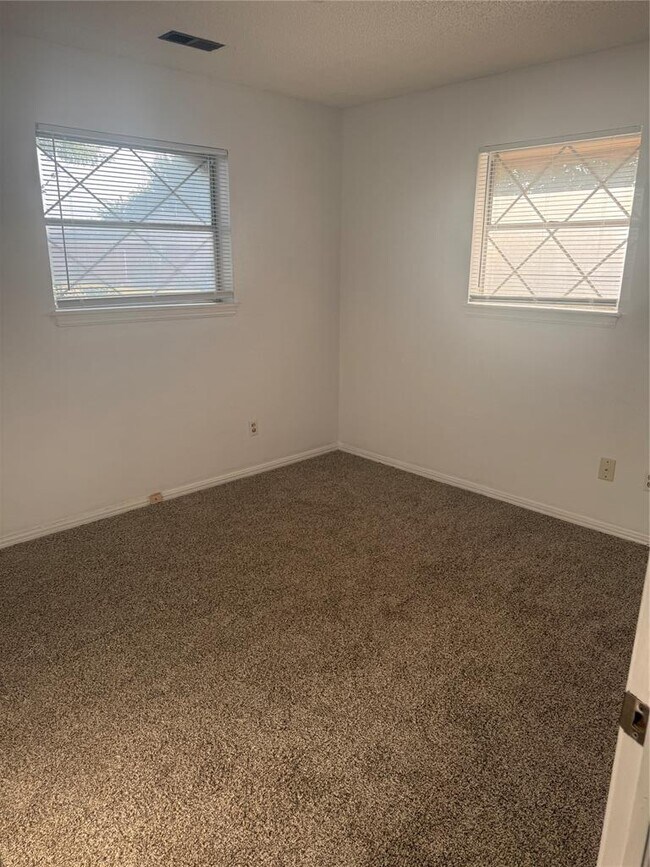 Building Photo - 315 Willow Pl