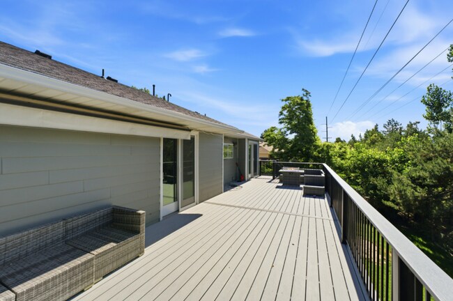 Building Photo - 12 E 500 S