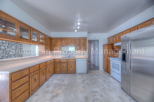Building Photo - For Lease | South Tulsa Duplex | $1400 Rent