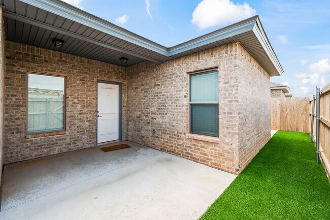 Building Photo - Gorgeous Duplex in Frenship East!