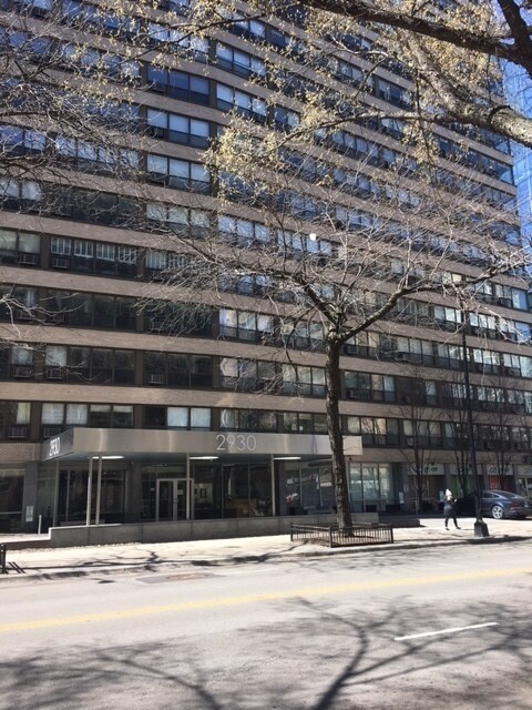 Building Photo - 2930 N Sheridan Rd