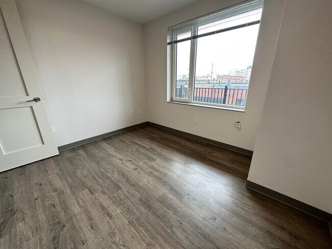 Building Photo - 409 Elm St