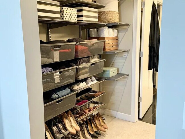 Building Photo - 15 S Throop St