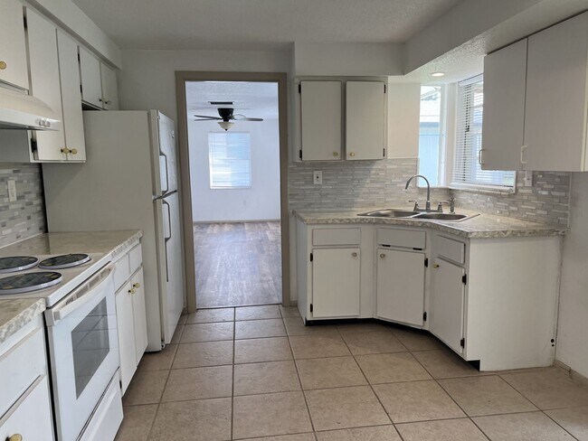 Building Photo - ** Single Family Home - Port Charlotte - 2 Bed / 2 Bath Plus Den/Bonus Room - Annual Rental - $16...