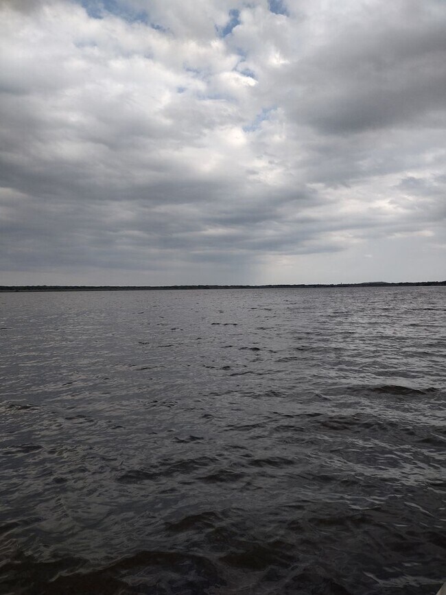 Building Photo - 2 bedroom 2 bathroom Lake House with a bonus room