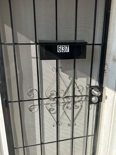 Building Photo - 637 W 41st St