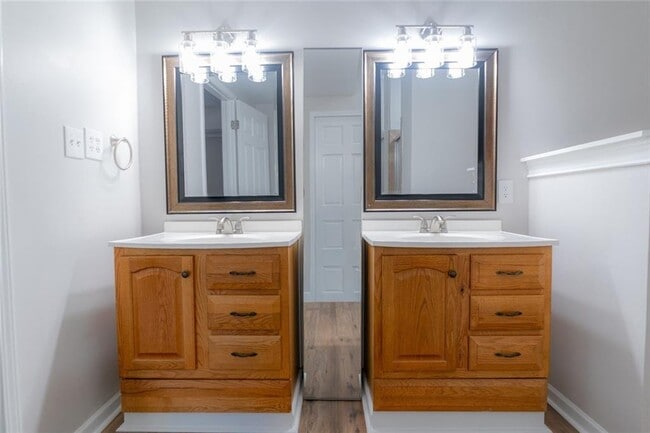 Building Photo - 3599 Lower Roswell Rd