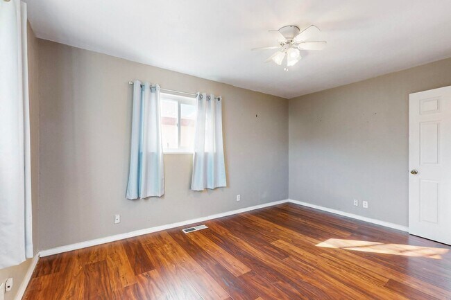 Building Photo - LOMAS/JUAN TABO 3 Bedroom 2 Bath 1/CG