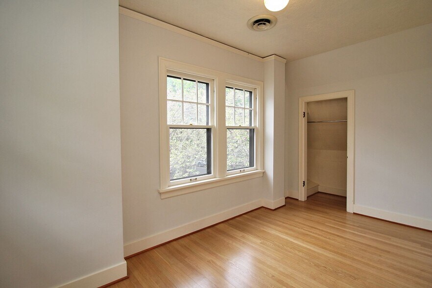 Building Photo - 2904-2914 SE Washington St & 606 SE 29th Ave