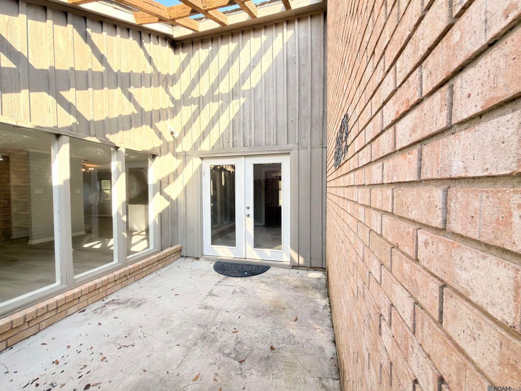 Building Photo - 15826 New Market Dr