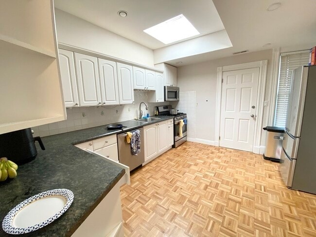 Building Photo - 108 Buttonwood St