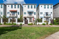 Building Photo - 905 W 22nd St