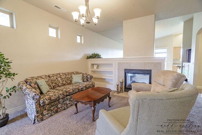 Building Photo - Crescent Heights Home: 55+ Community