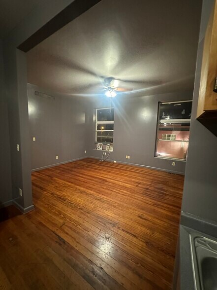 Primary Photo - 998 IL-96