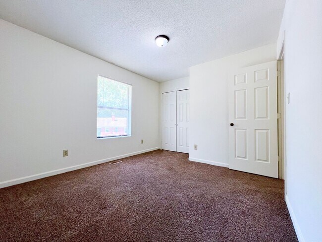 Building Photo - Three-Bedroom, Two Bathroom at Hill Street Duplex