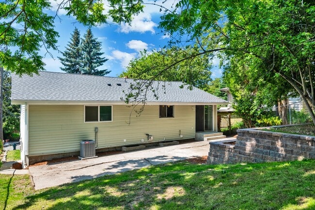 Building Photo - Spacious 3 Bed, 2.75 Bath Seward Park Home!