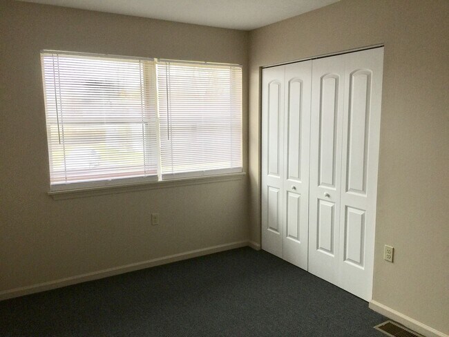 Building Photo - Condo in Shelbyville!