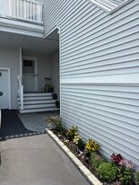 Building Photo - 3205 Bluffs Dr S