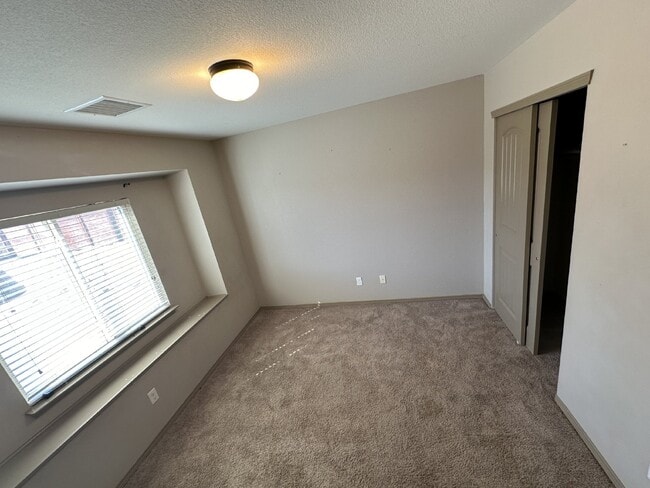 Building Photo - "Charming 3-Bedroom Oasis with 2 Full Bath...