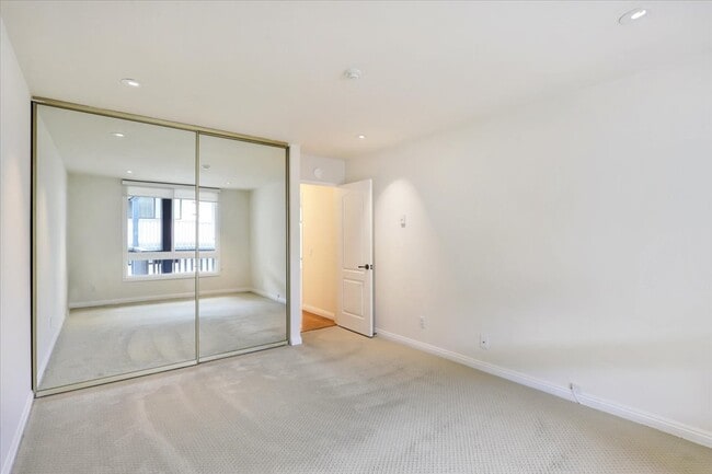 Building Photo - 575 Esplanade