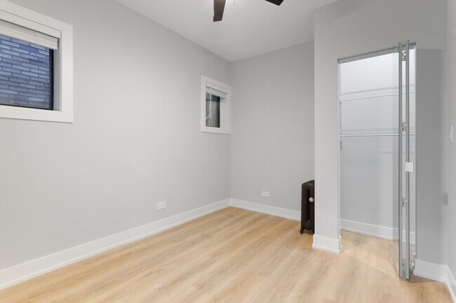 Building Photo - 7736 N Eastlake Terrace