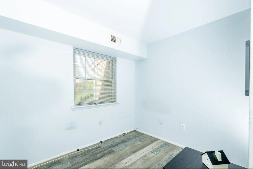 Building Photo - 1821 Valley Dr