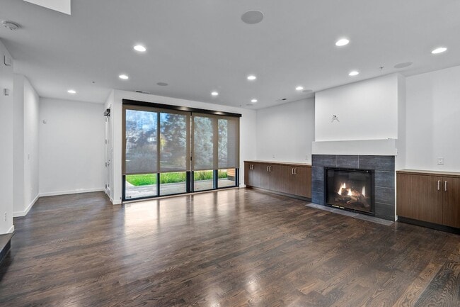 Building Photo - 203 S Marion St Pkwy