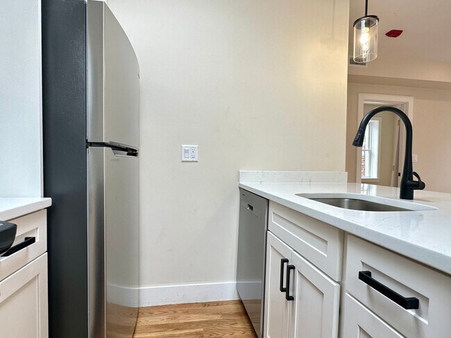 Building Photo - Nicely renovated 2 bed condo in the heart of the North End.