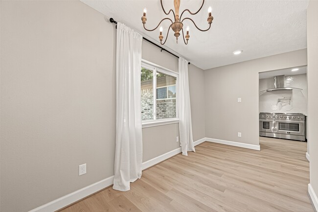 Building Photo - 1611 Drexel Dr