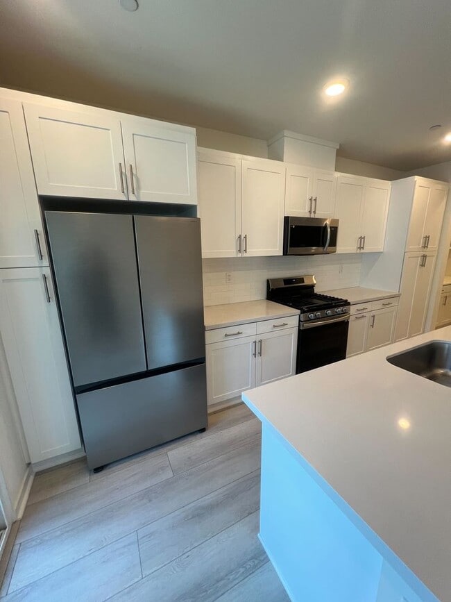 Building Photo - Move-In Special! 2 Weeks Free Rent – Moder...