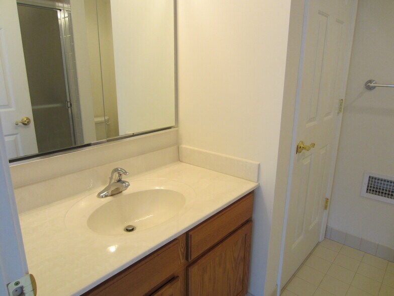 Private Full Bathroom - 860 Main St