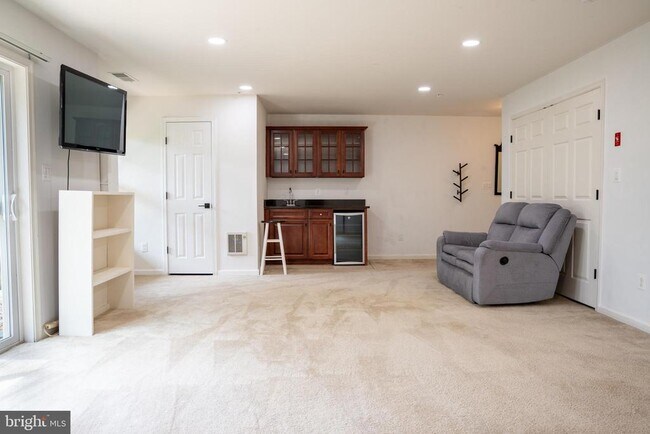Building Photo - 42243 Canary Grass Square