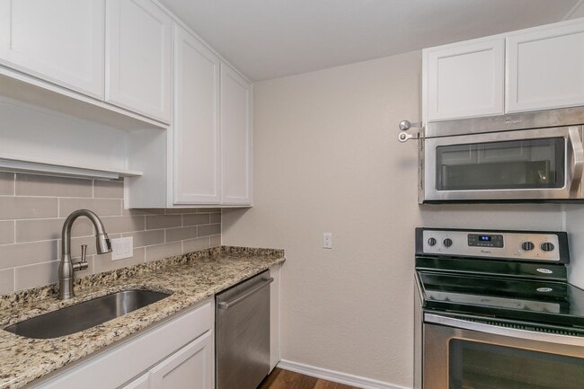 Building Photo - Recently updated 2-bedroom duplex in the desirable Ridglea area.