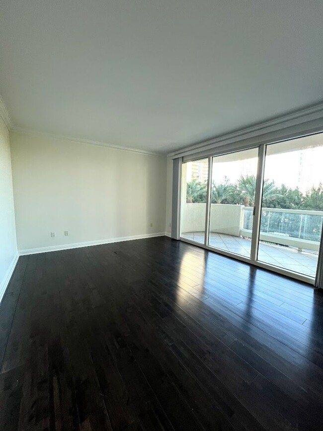 Building Photo - Turnberry Towers - 2 Bedroom 2 bath over 2...