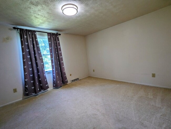 Building Photo - Center Hall Colonial for rent in Hudson!
