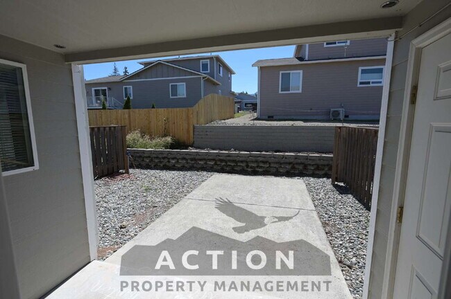 Building Photo - Super clean 2 bed 1 bath apartment in Port...