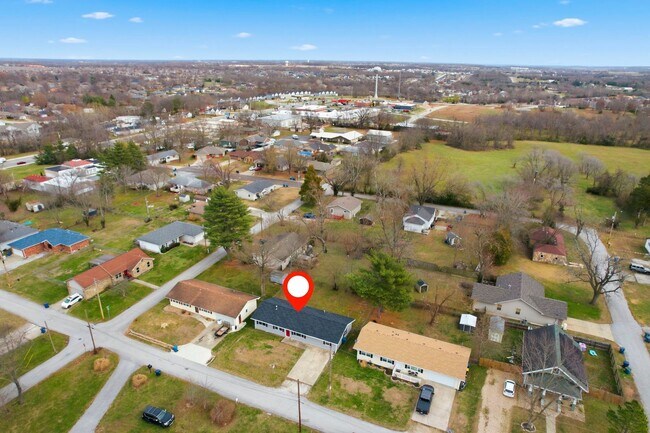 Building Photo - Newly Remodeled | 4 Bedroom | 3 Bathroom | 2 Ensuite's | Nixa, MO School District!