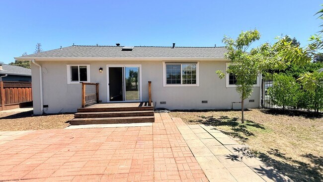 Building Photo - POETS CORNER GEM! Charming and One Of A Kind, 3BD/1BA on a Cul-de-sac Available NOW!