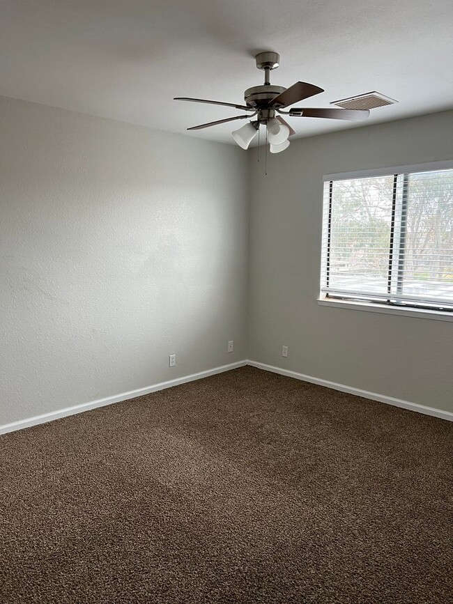 Building Photo - Please contact Vaughn Realty to set up an ...