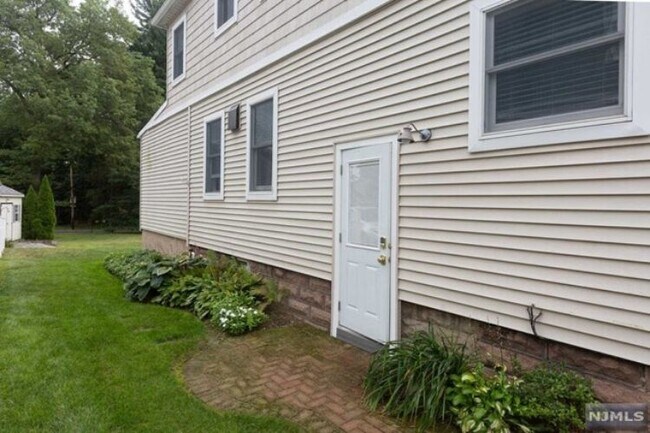 Building Photo - 242 Maple Ave