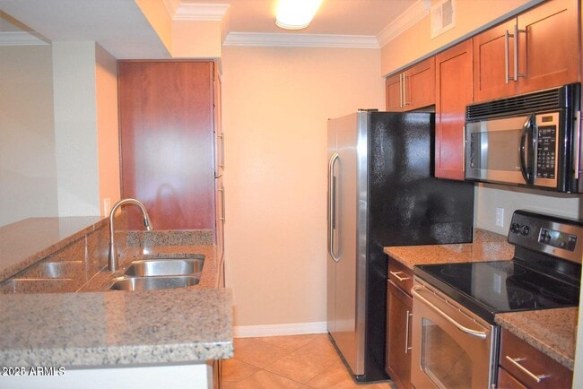 Building Photo - 2023 E Campbell Ave