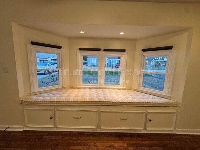 Building Photo - 1886 Benson Ave SE