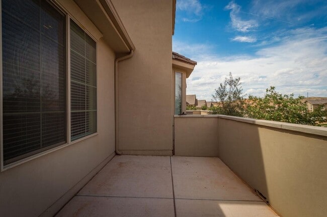 Building Photo - Spacious 3 Bedroom Home