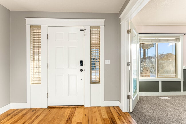 Building Photo - 987 N Knox Pl