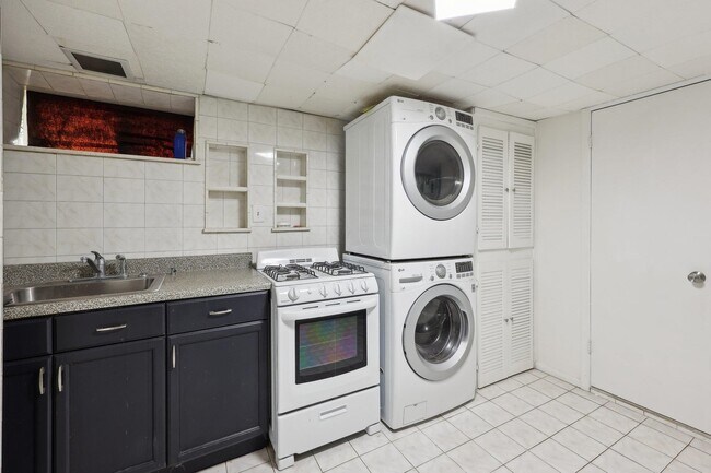Building Photo - 48 Marinus St