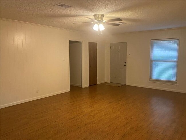 Building Photo - 105 Lazy Ln