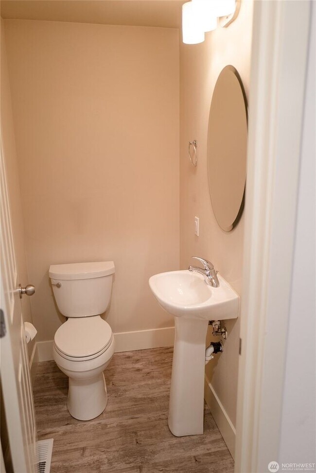 Building Photo - 2Bd/2.25Ba Redmond Townhouse